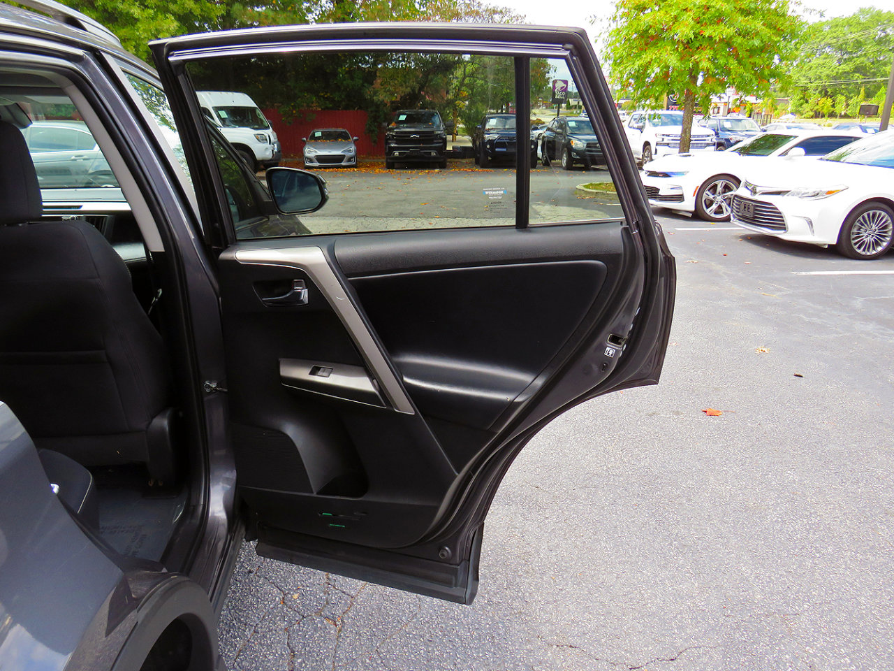 Used 2018 Toyota RAV4 XLE image 19