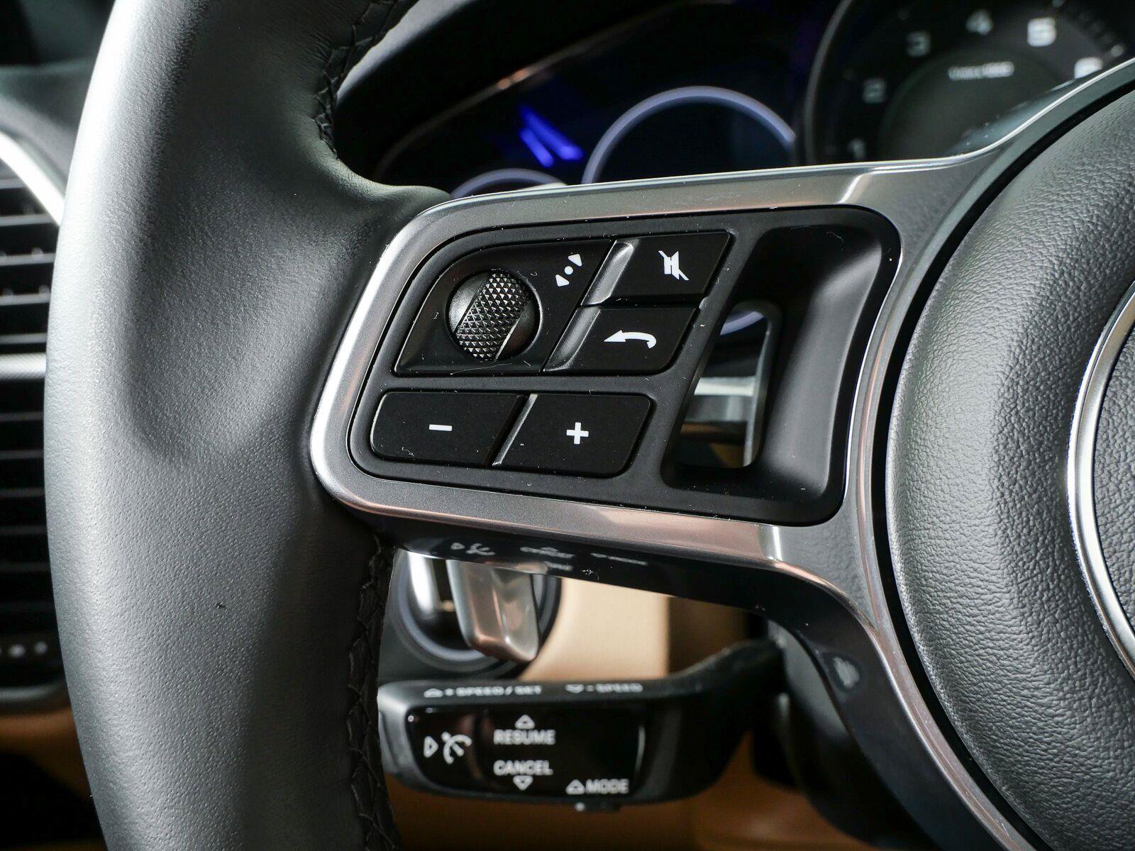 Certified 2020 Porsche Cayenne AWD/4WD image 11