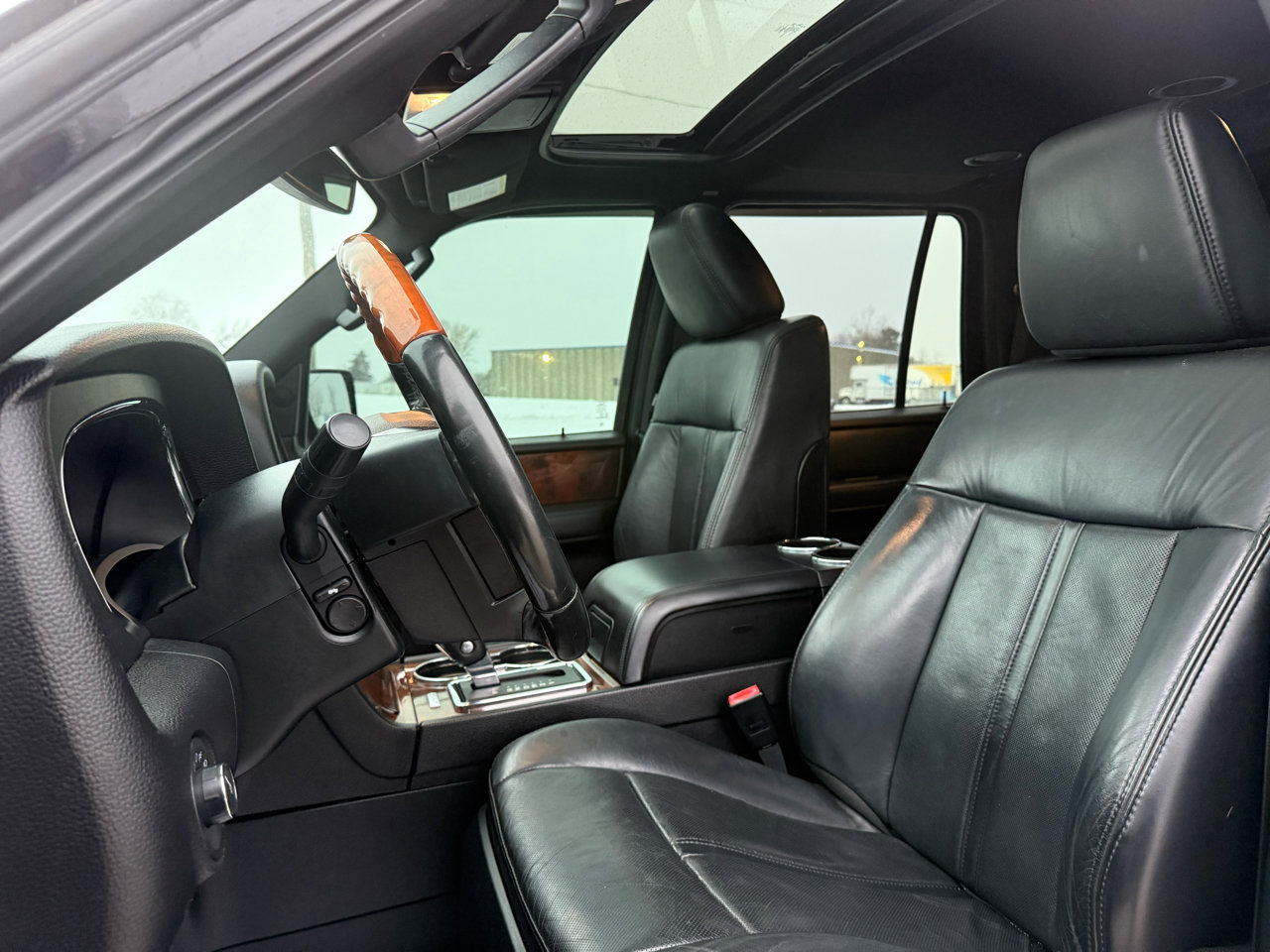 Used 2016 Lincoln Navigator Select image 18