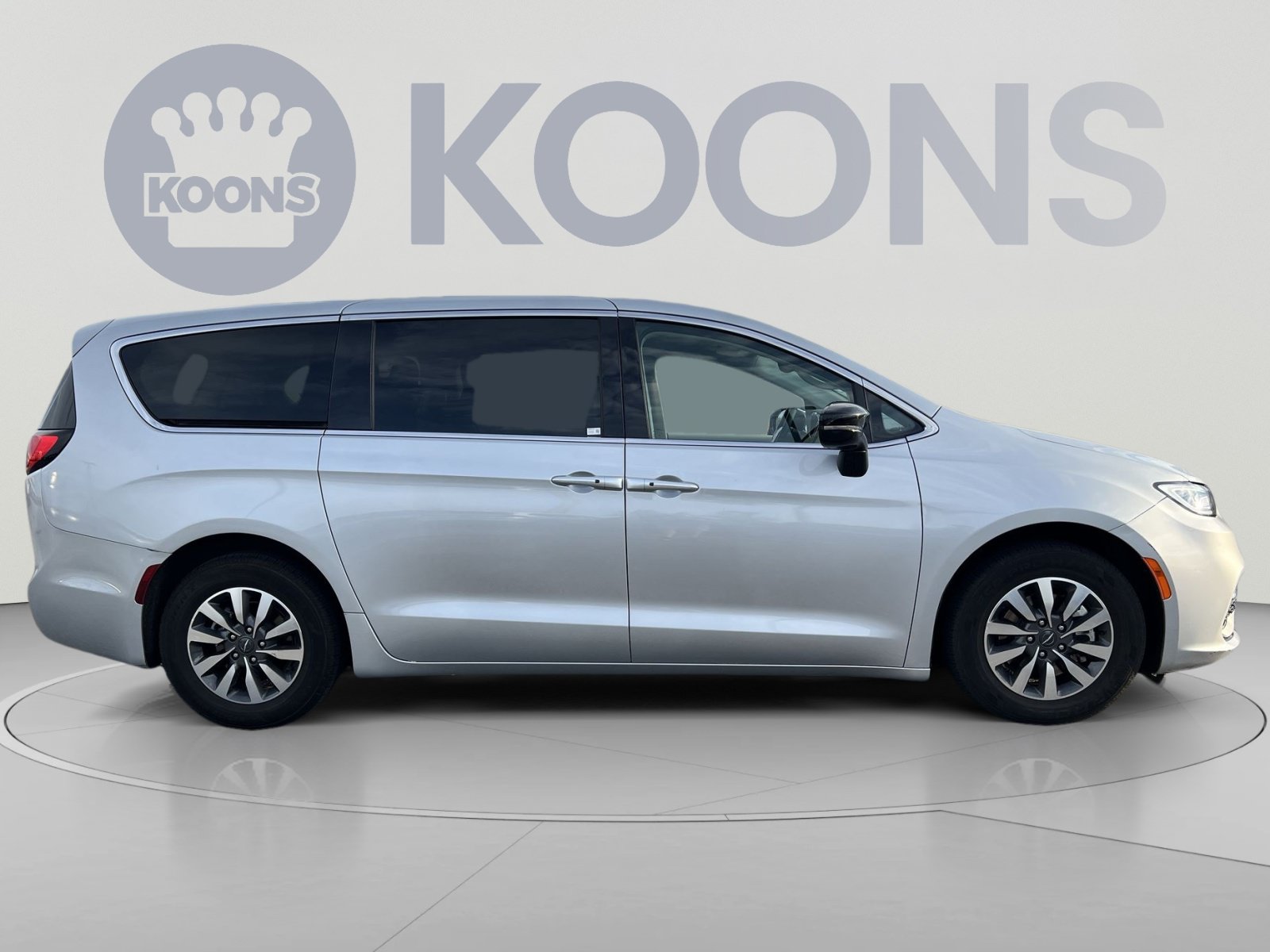Used 2024 Chrysler Pacifica Limited FWD image 8