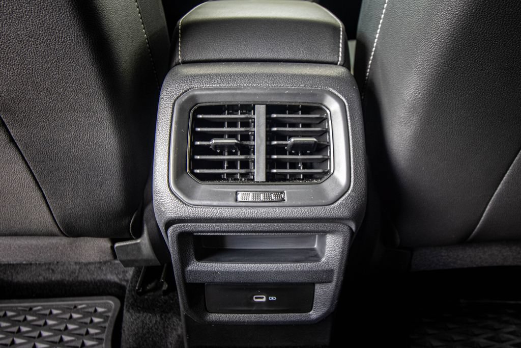Certified 2023 Volkswagen Taos SE w/ Panoramic Sunroof Package FWD image 28