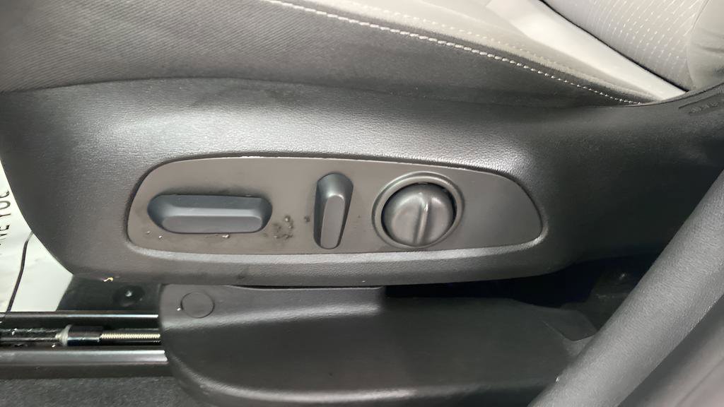 Used 2023 GMC Terrain SLE w/ Driver Convenience Package image 15