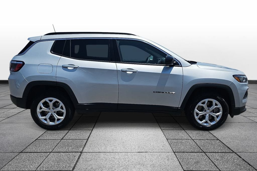 Used 2024 Jeep Compass Latitude AWD/4WD image 4