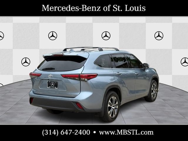 Used 2022 Toyota Highlander XLE FWD image 3