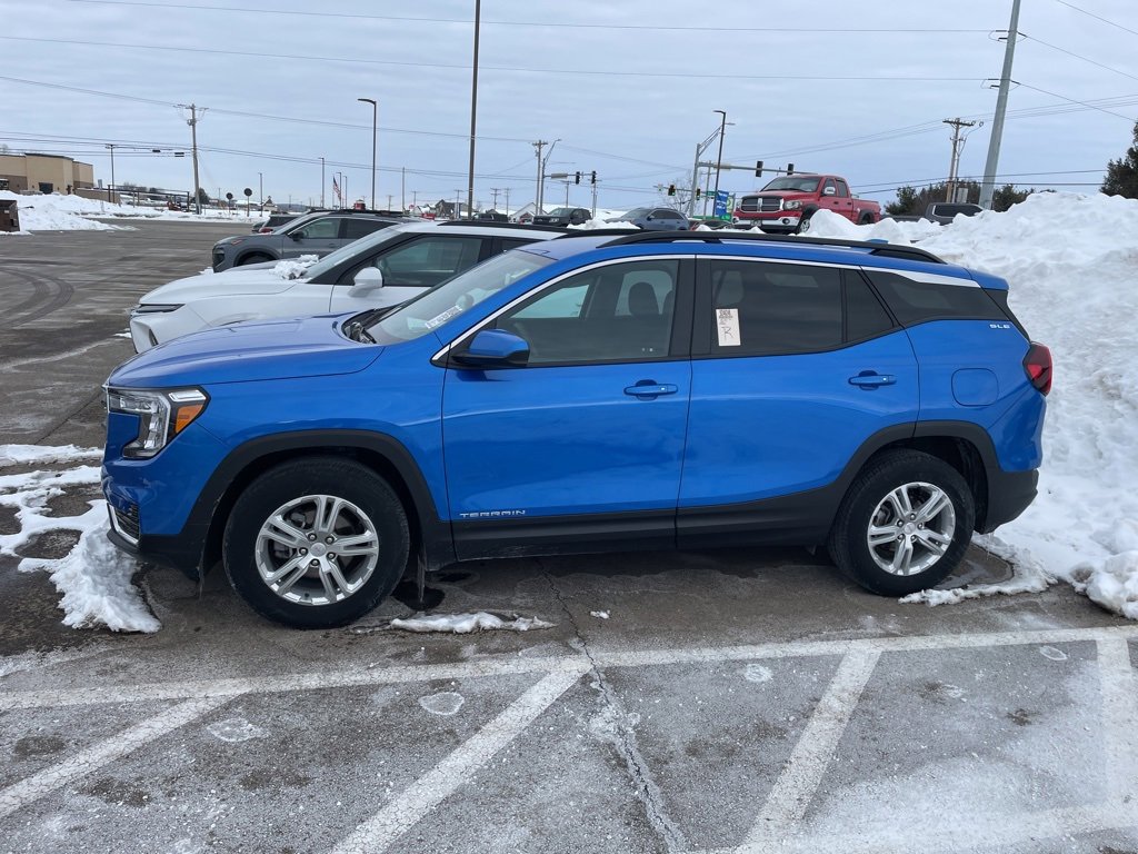 Used 2024 GMC Terrain SLE w/ Driver Convenience Package image 3