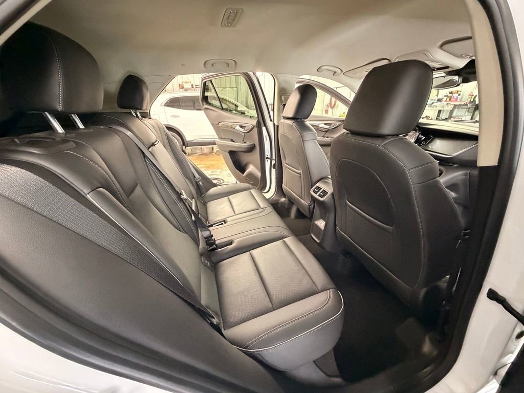 Used 2023 Buick Envision Essence image 28