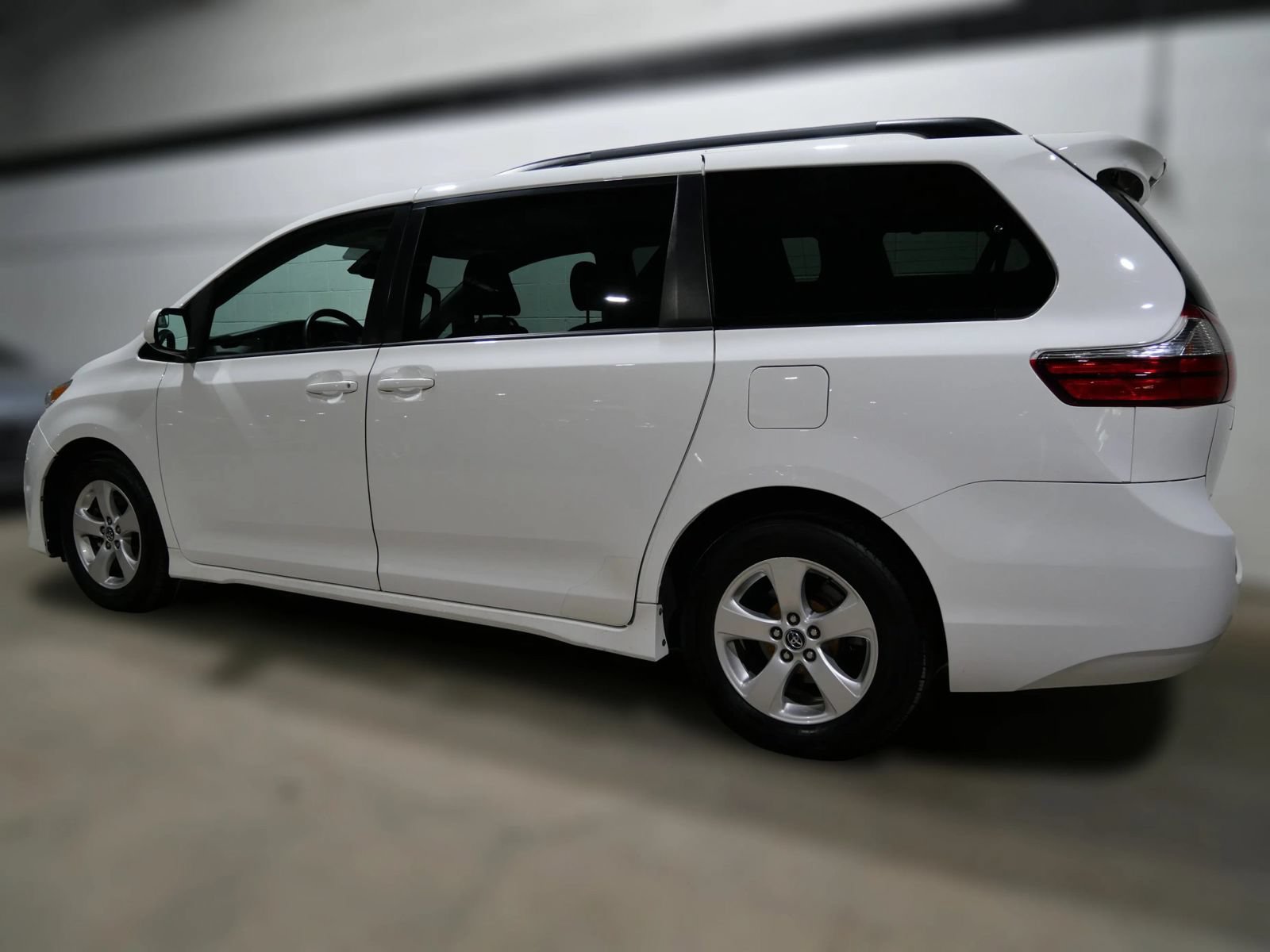 Used 2018 Toyota Sienna LE FWD image 4