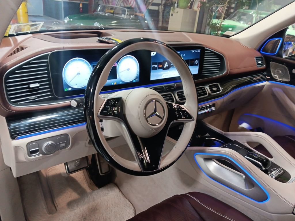 Used 2025 Mercedes-Benz Maybach GLS 600 4MATIC image 5