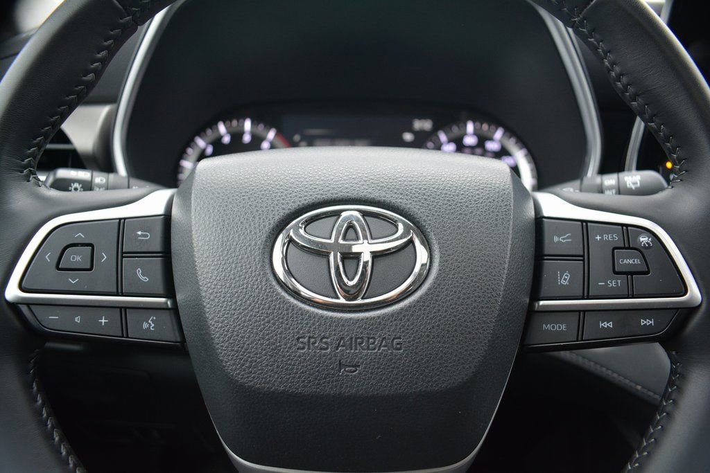 Used 2023 Toyota Highlander XLE image 12