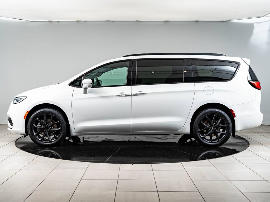 Used 2022 Chrysler Pacifica Limited w/ Uconnect Theater Family Group AWD/4WD image 5