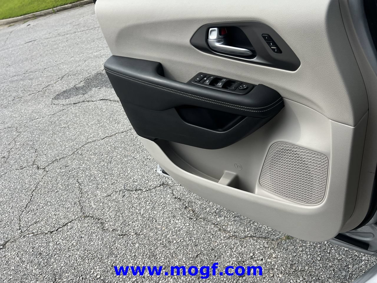 Used 2024 Chrysler Pacifica Touring-L FWD image 16