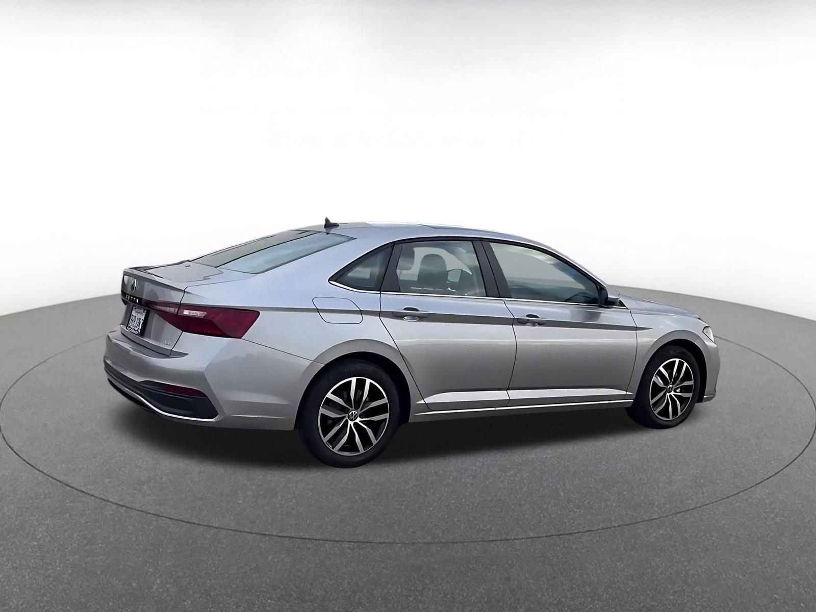 Used 2025 Volkswagen Jetta SE image 14