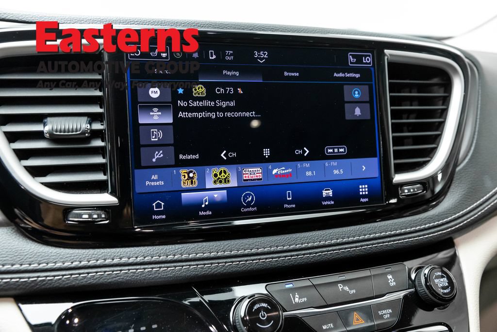 Used 2023 Chrysler Pacifica Touring-L FWD image 19