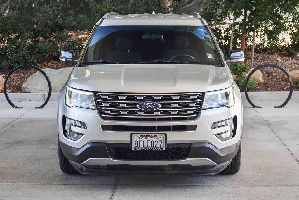 Used 2017 Ford Explorer XLT image 2