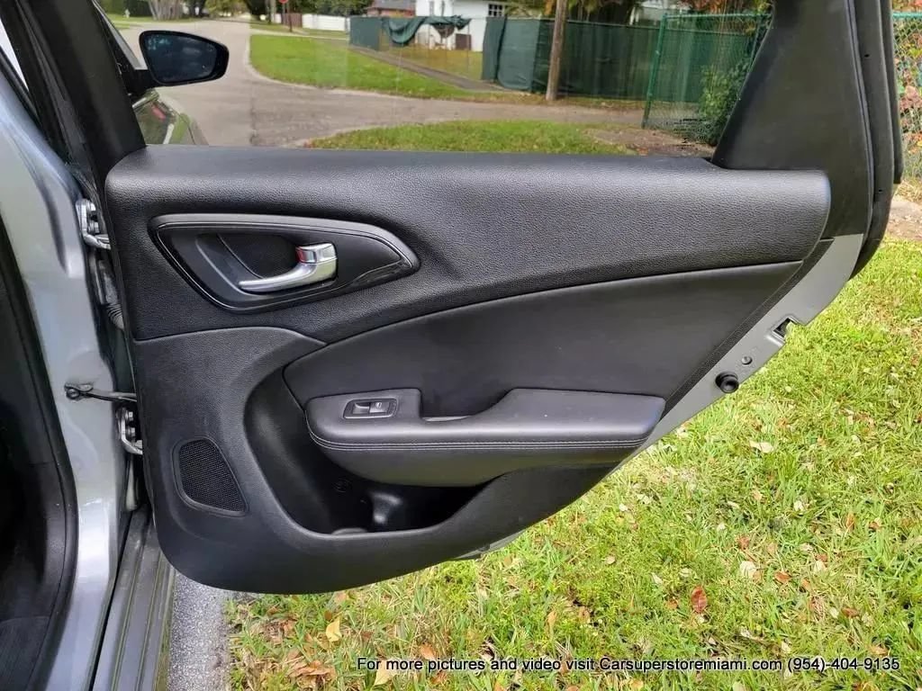Used 2015 Chrysler 200 S FWD image 33