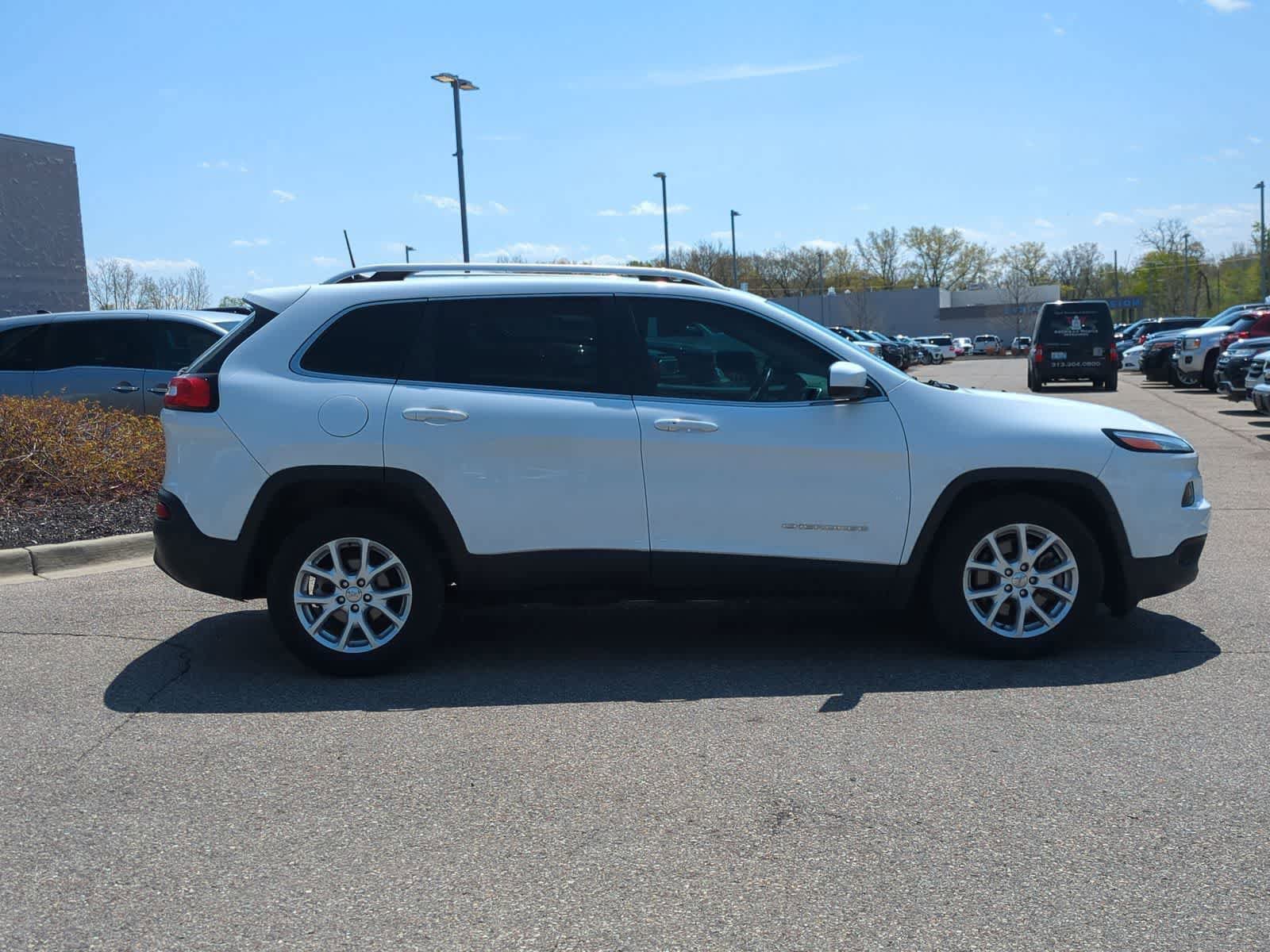 Used 2018 Jeep Cherokee Latitude Plus w/ Cold Weather Group FWD image 9
