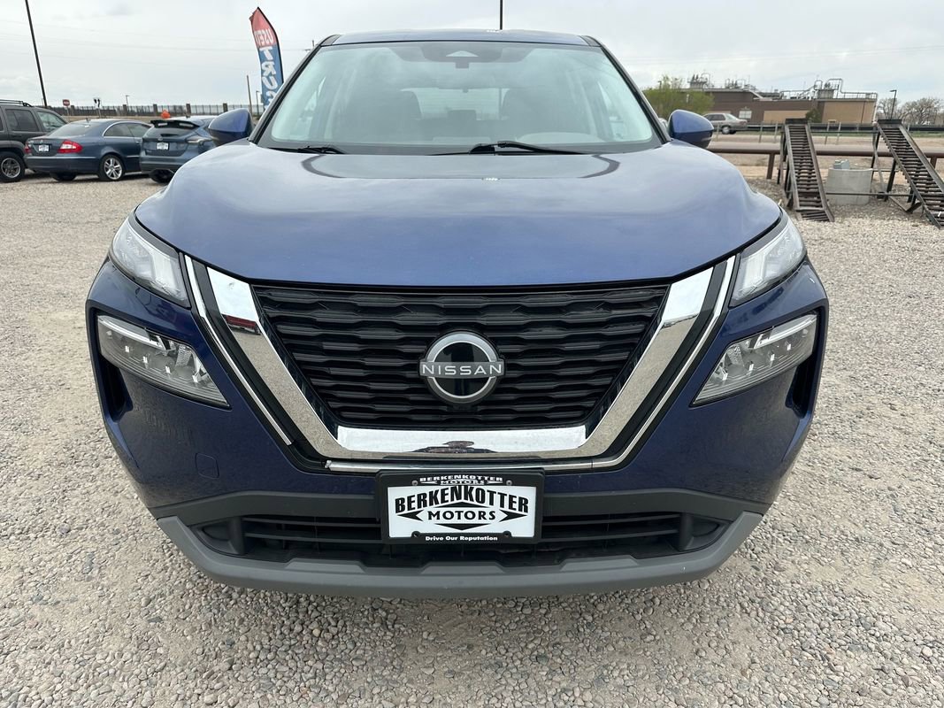 Used 2022 Nissan Rogue SV image 3