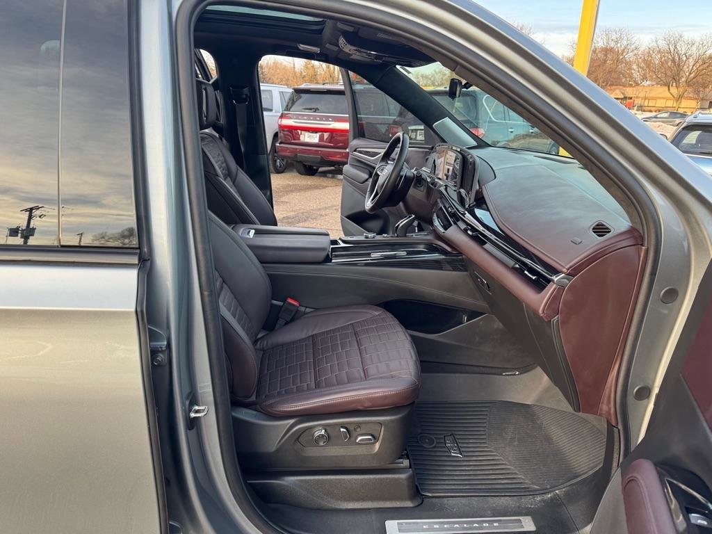Used 2024 Cadillac Escalade V w/ LPO, ONYX Package image 32