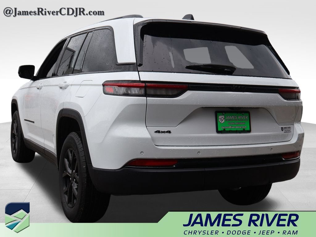 Used 2025 Jeep Grand Cherokee Altitude AWD/4WD image 3