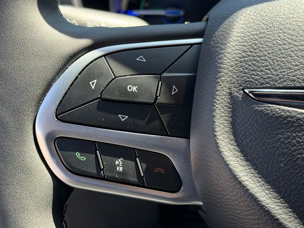 Used 2025 Chrysler Pacifica Select FWD image 14