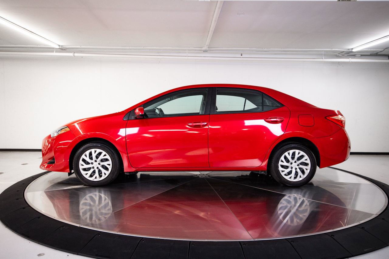 Used 2018 Toyota Corolla LE image 2