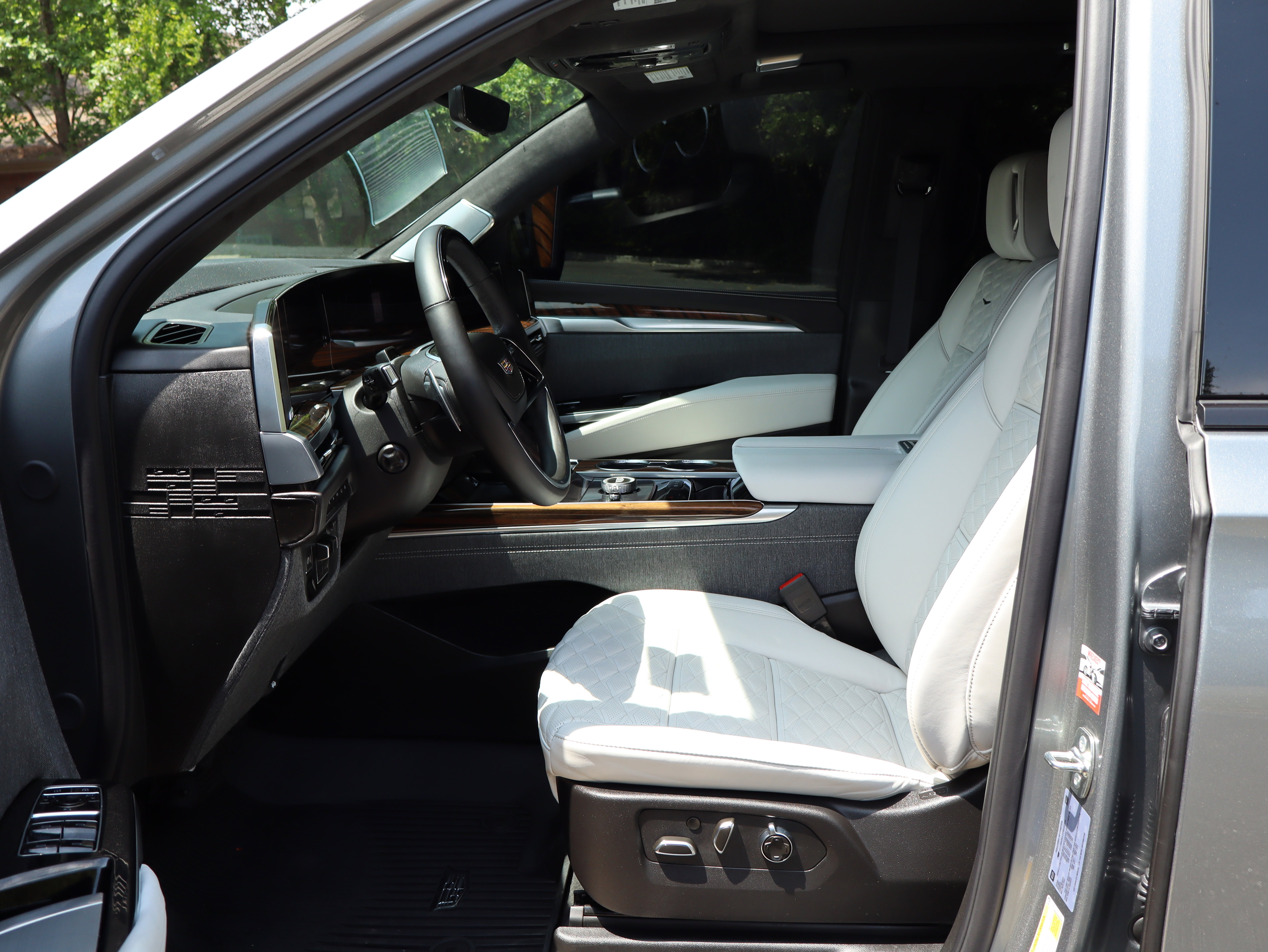 Certified 2026 Cadillac Escalade Platinum Sport w/ LPO, Floor Liner Package AWD/4WD image 20