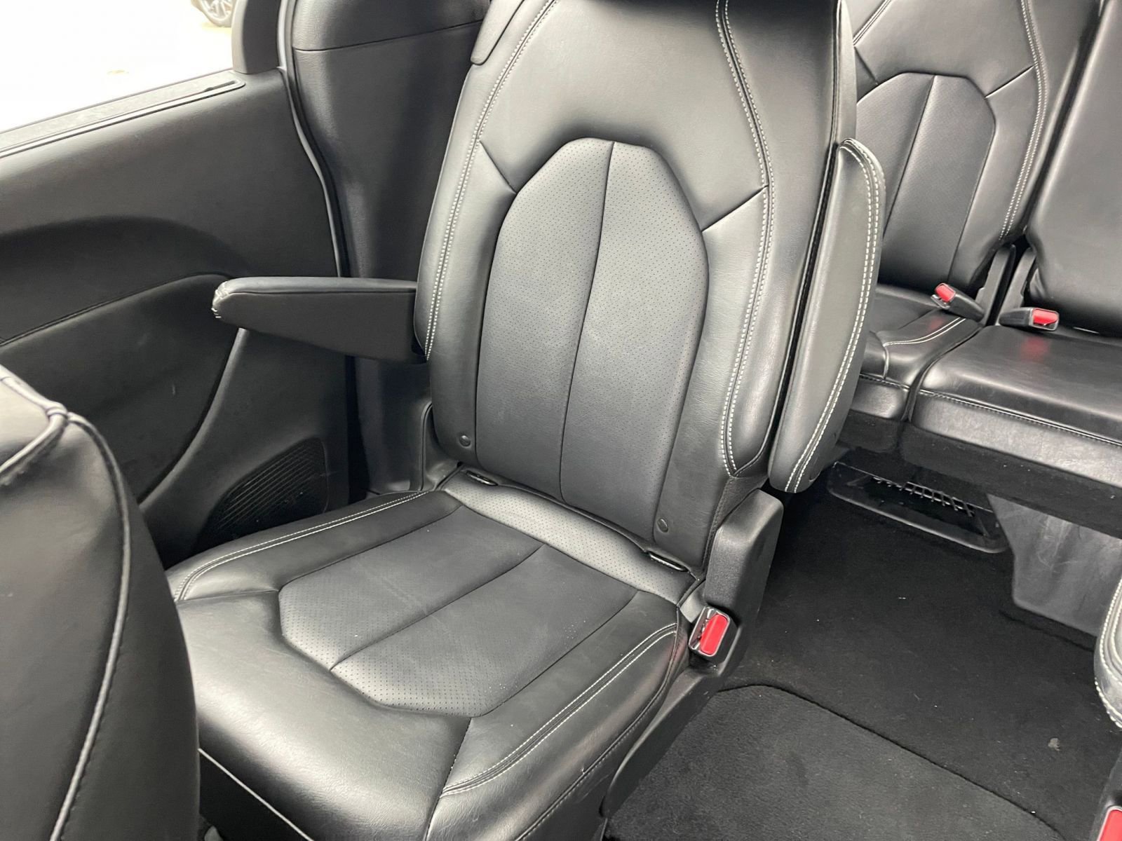 Used 2025 Chrysler Pacifica Select image 42