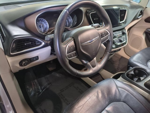 Used 2017 Chrysler Pacifica Touring-L Plus FWD image 11