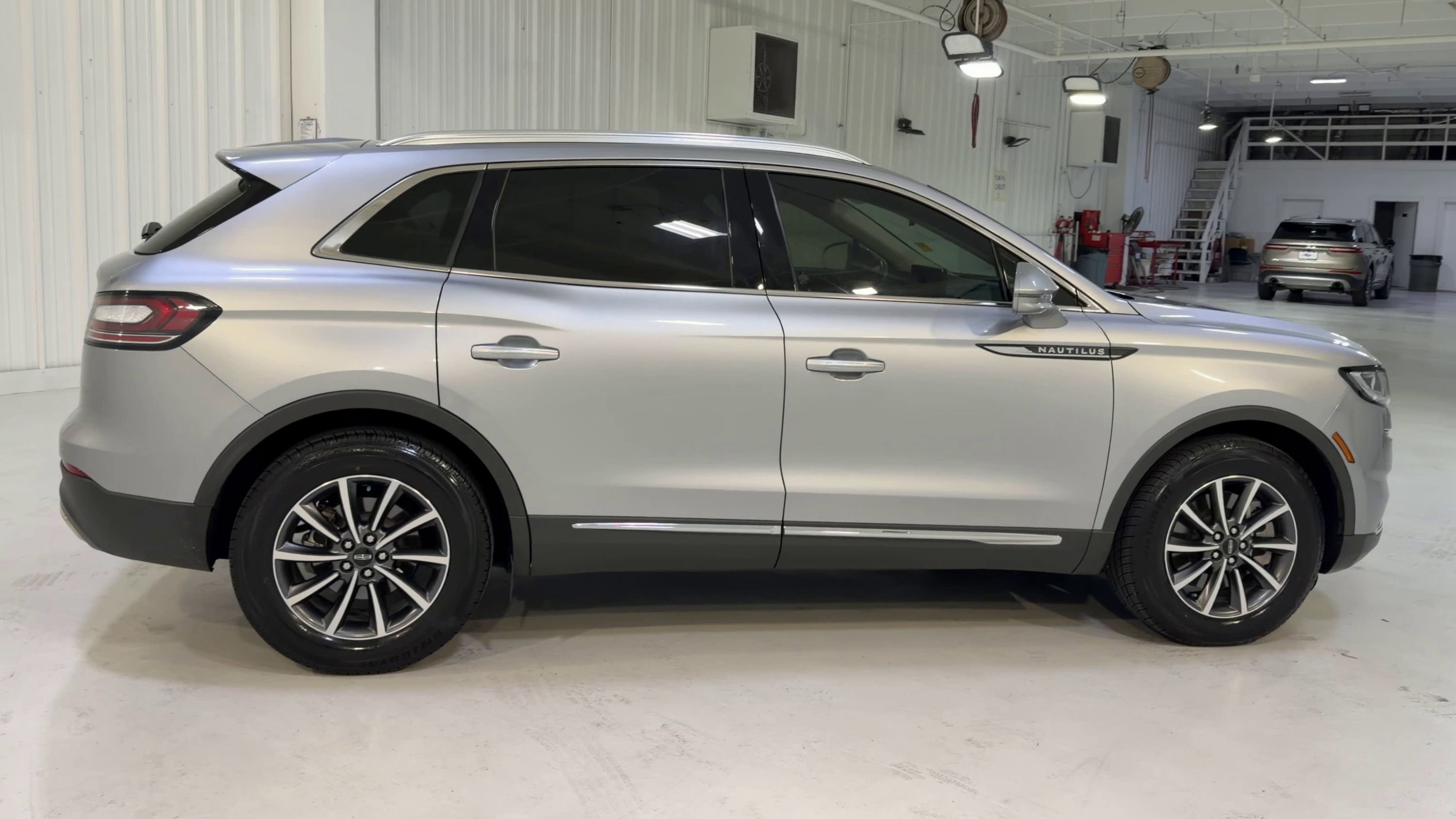 Used 2021 Lincoln Nautilus FWD image 2