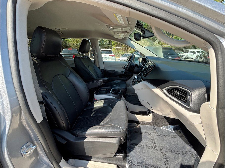 Used 2020 Chrysler Pacifica Touring-L FWD image 38