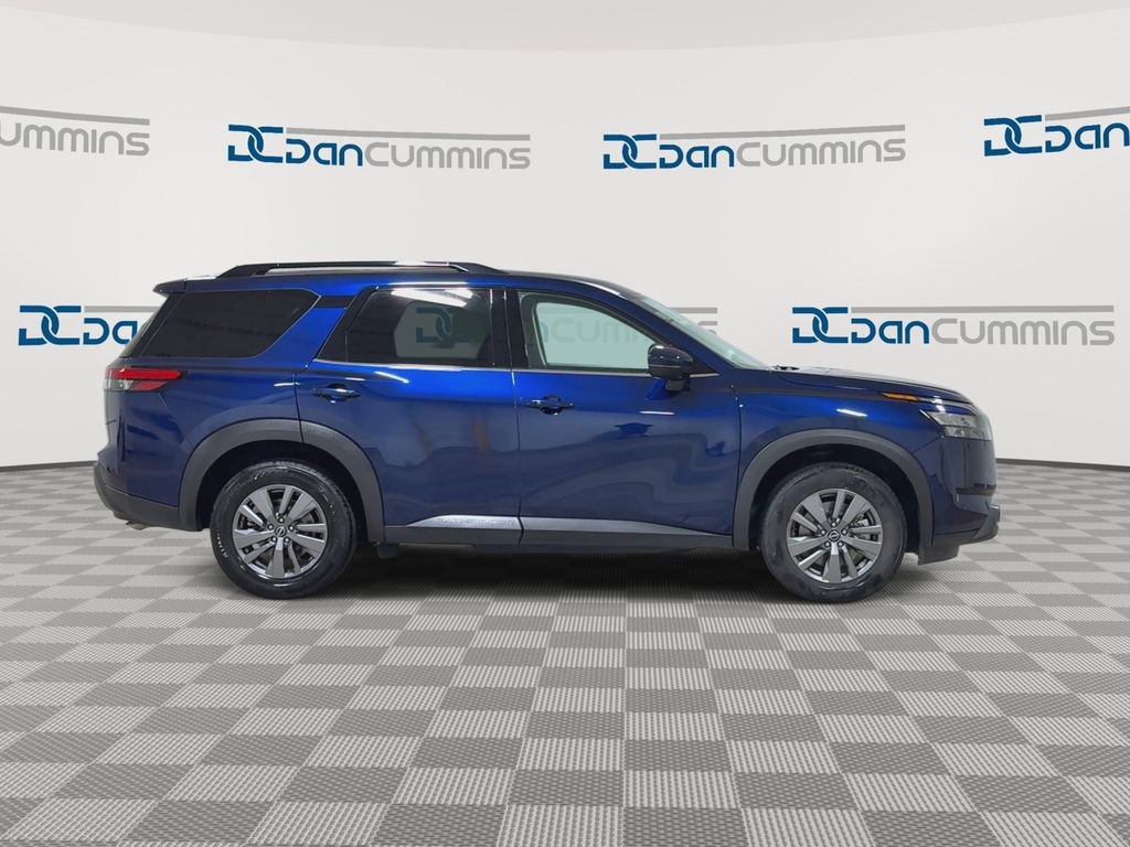 Used 2025 Nissan Pathfinder SV FWD image 2