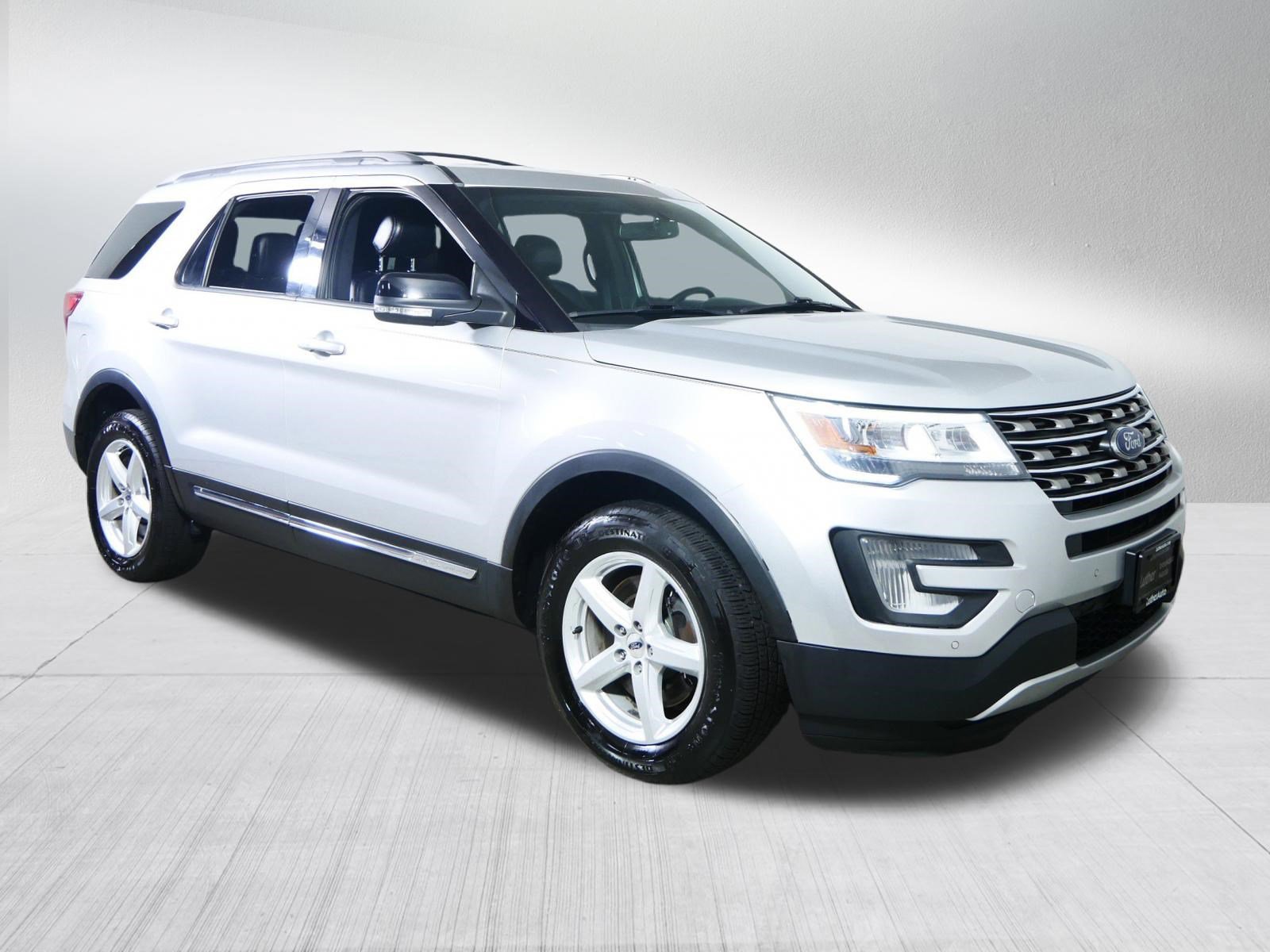 Used 2017 Ford Explorer XLT w/ Equipment Group 202A AWD/4WD image 1