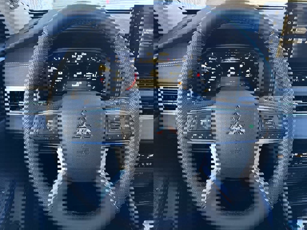 New 2025 Mitsubishi Outlander SE image 15