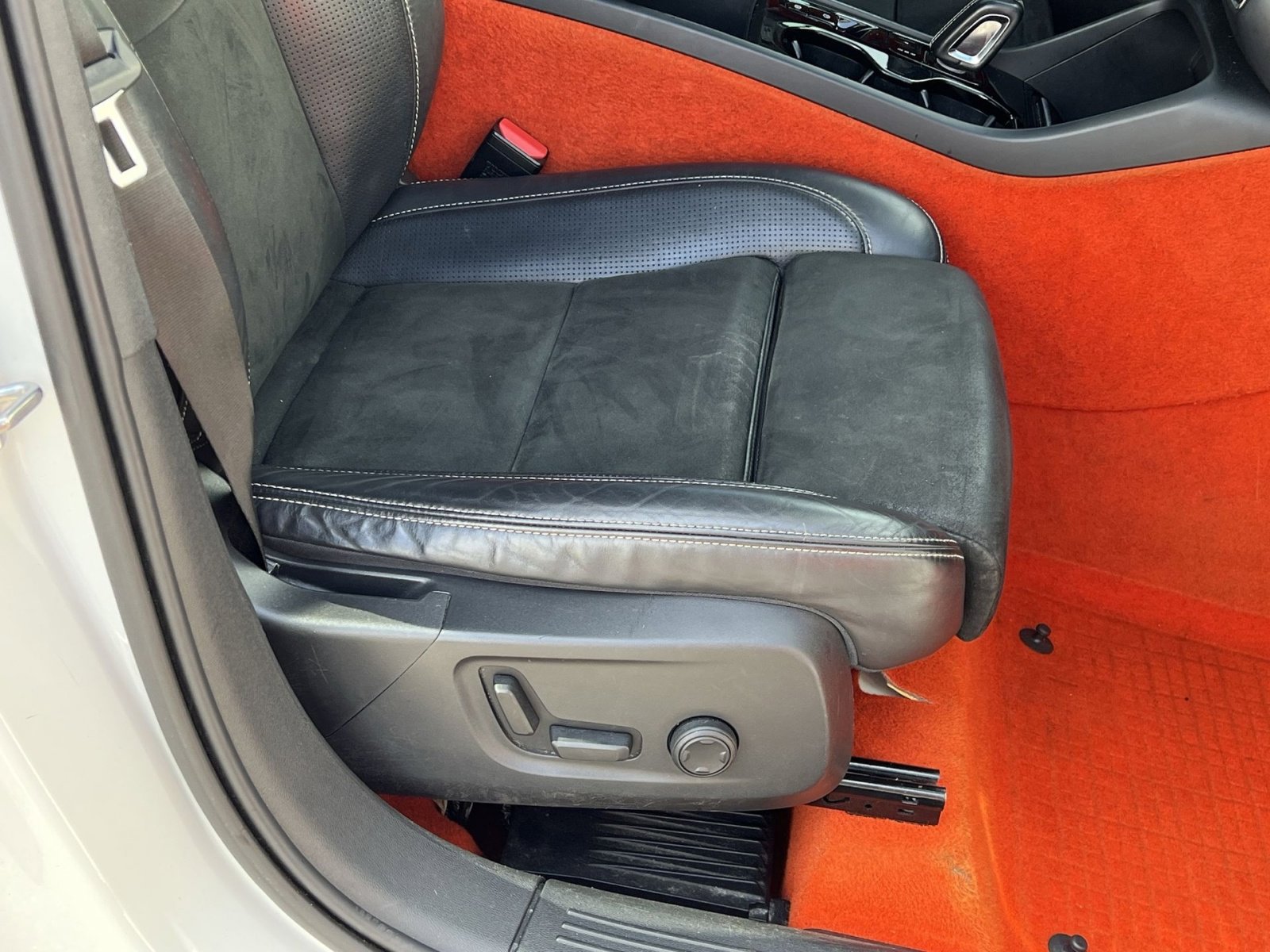 Used 2020 Volvo XC40 T4 R-Design w/ Protection Package Premier image 31