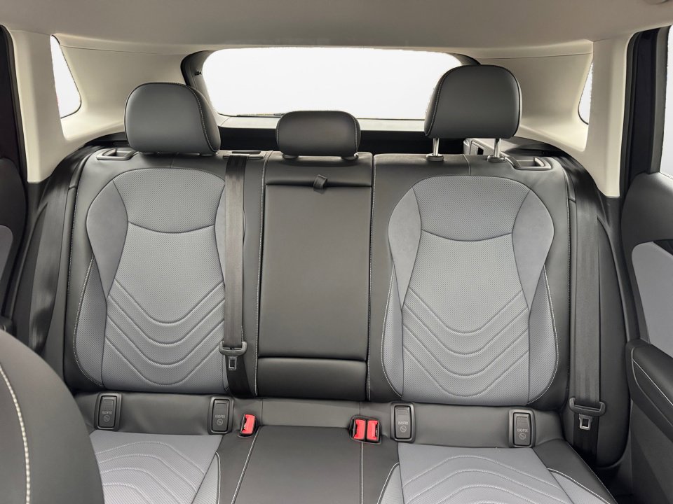 Used 2025 Volkswagen Tiguan SE image 13