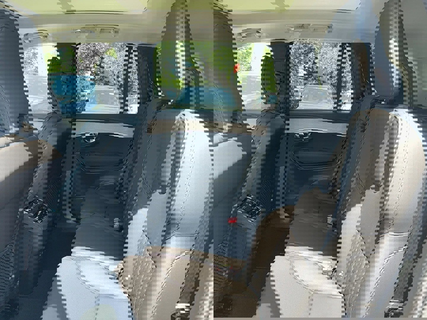 Used 2025 Volvo XC90 B6 Core w/ Climate Package image 15