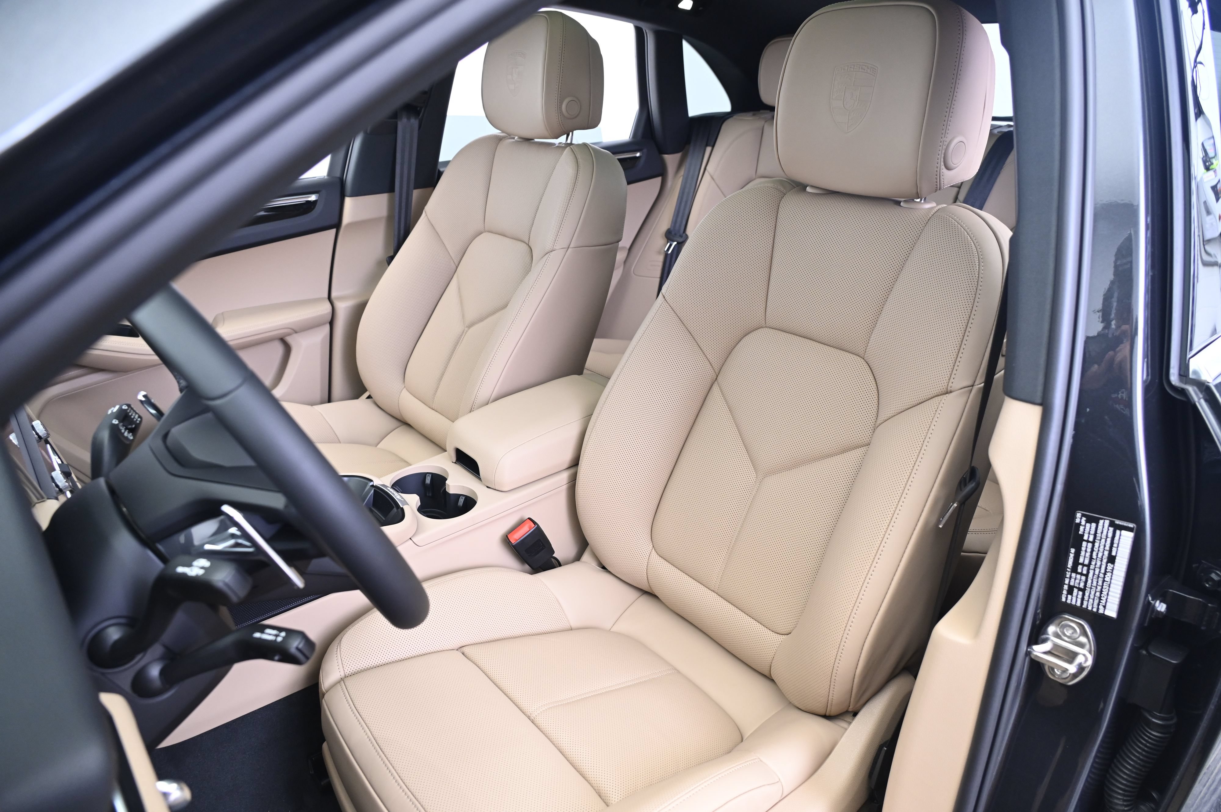 Certified 2026 Porsche Macan AWD/4WD image 30