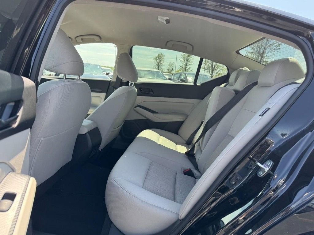 Used 2024 Nissan Altima 2.5 SV FWD image 10
