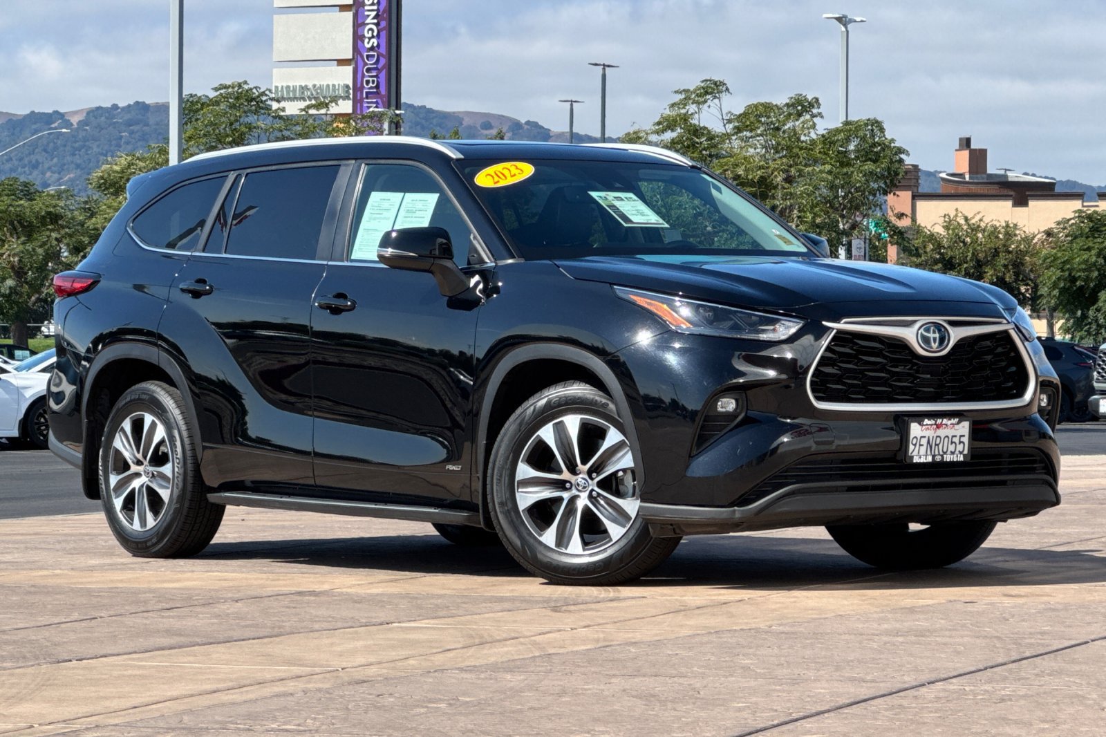 Used 2023 Toyota Highlander XLE AWD/4WD image 2