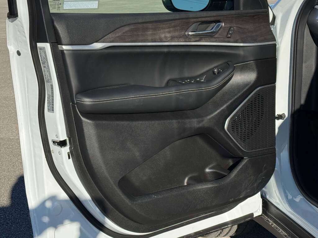 New 2026 Jeep Grand Cherokee L Limited image 23