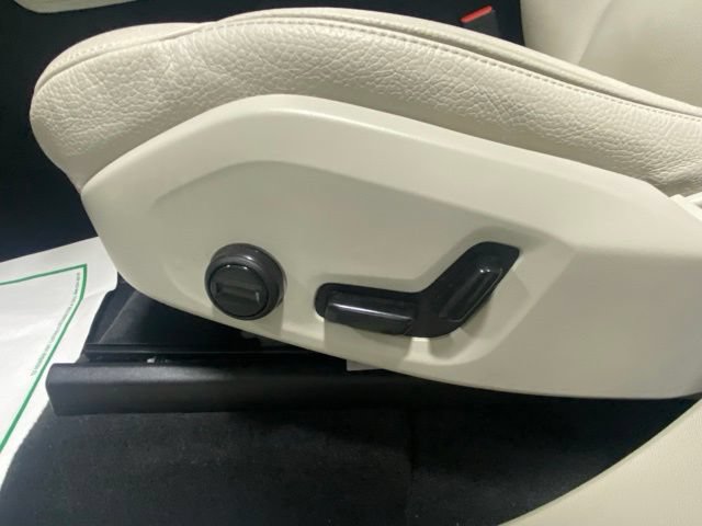 Used 2025 Volvo XC90 T8 Plus w/ Protection Package Premier AWD/4WD image 12