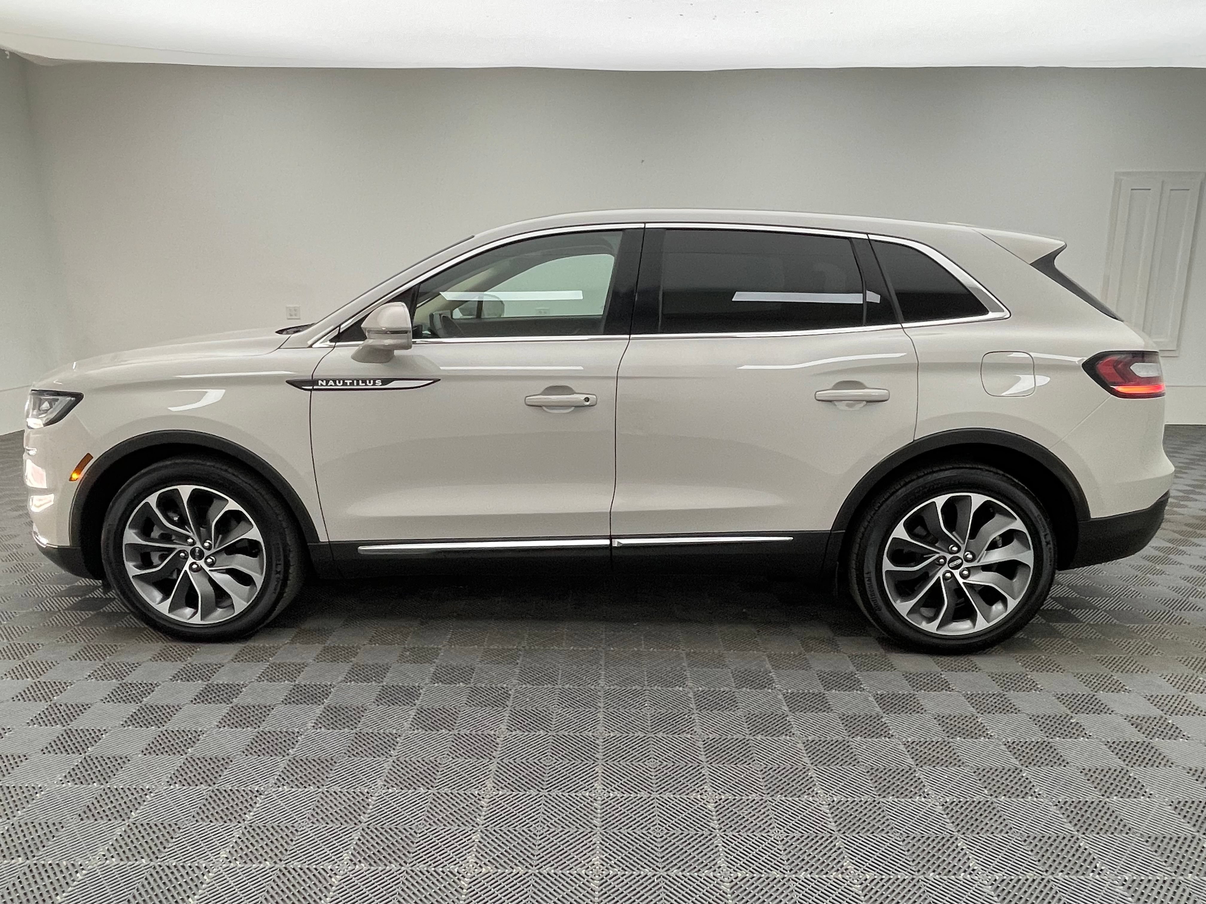 Used 2023 Lincoln Nautilus Reserve AWD/4WD image 14