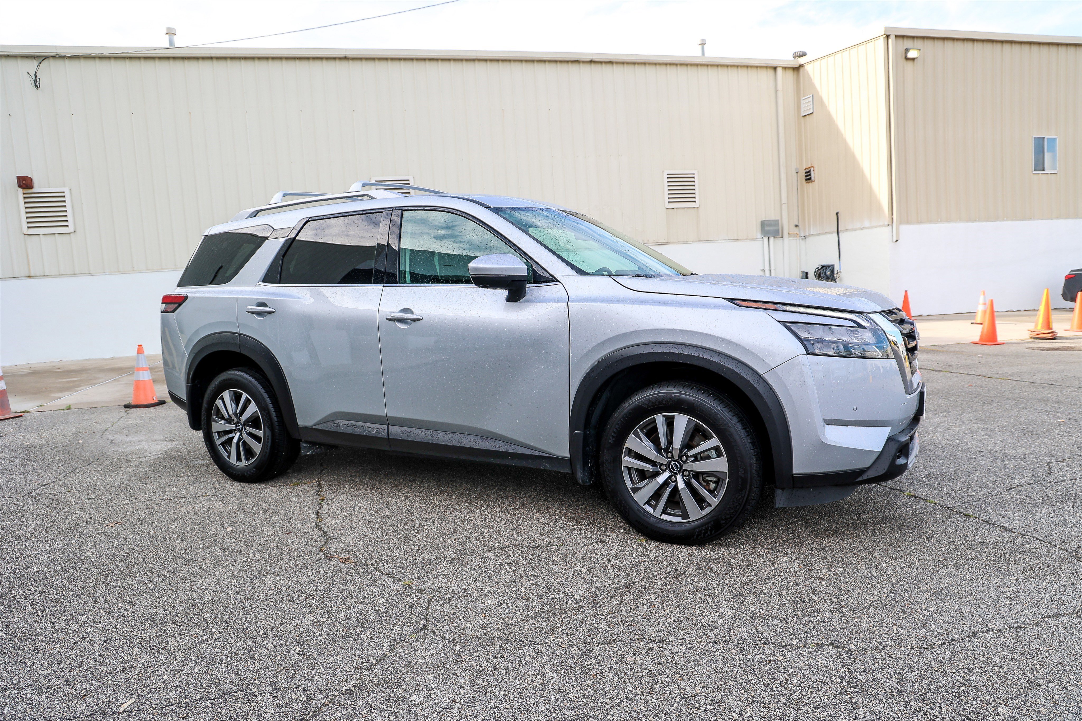 Used 2025 Nissan Pathfinder SL AWD/4WD image 6