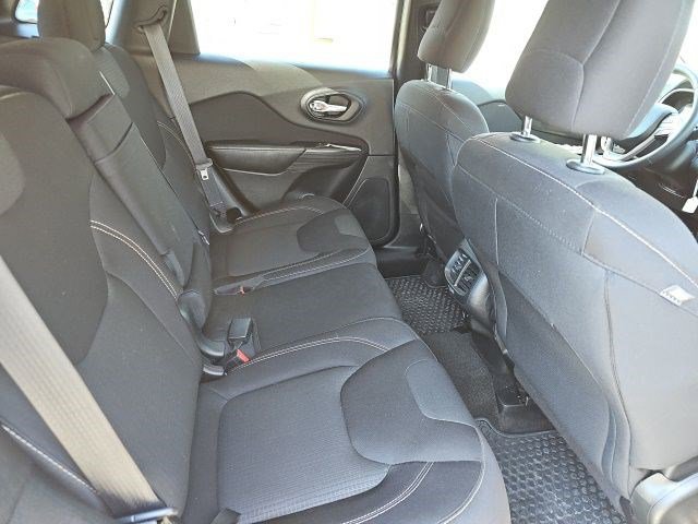 Used 2015 Jeep Cherokee Latitude w/ Cold Weather Group image 16