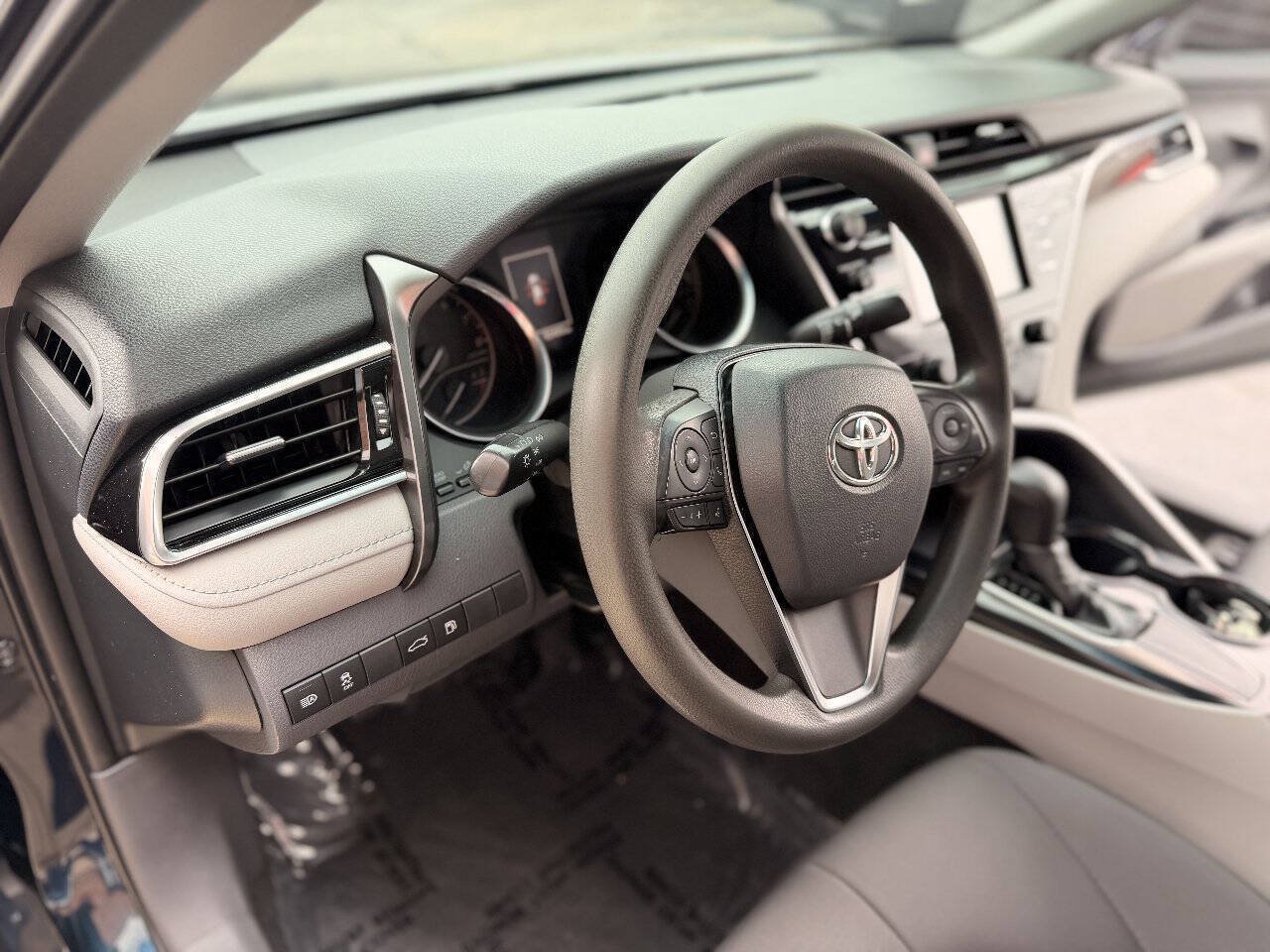 Used 2018 Toyota Camry FWD image 8