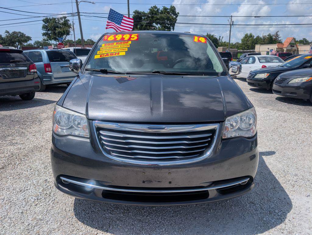 Used 2014 Chrysler Town & Country Touring-L FWD image 2