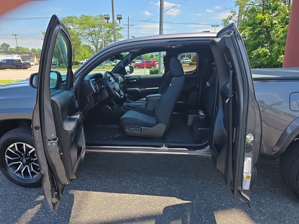 Used 2020 Toyota Tacoma TRD Sport w/ TRD Premium Sport Package AWD/4WD image 13