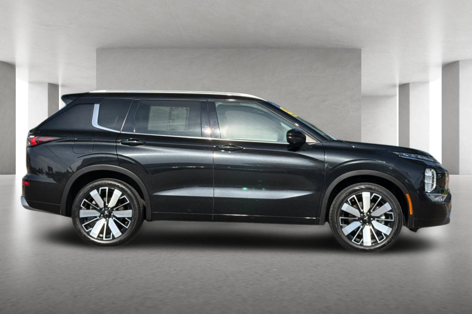 Used 2025 Mitsubishi Outlander SEL FWD image 3