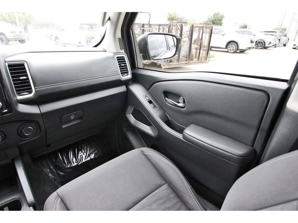 Used 2022 Nissan Frontier SV AWD/4WD image 8