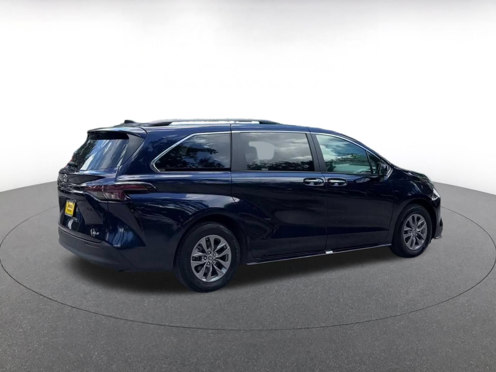 Used 2025 Toyota Sienna XLE FWD image 14